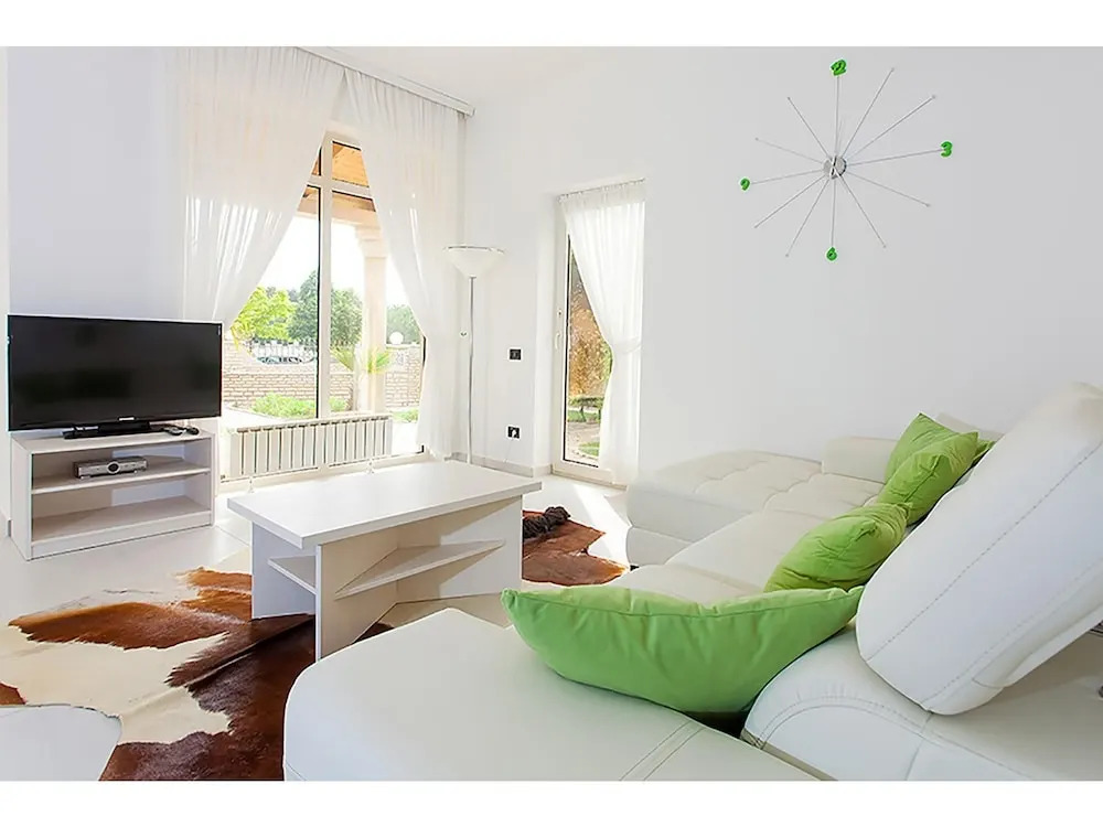 Apartment With Terrace And Pool In Medulin For 4 People Near The Sea