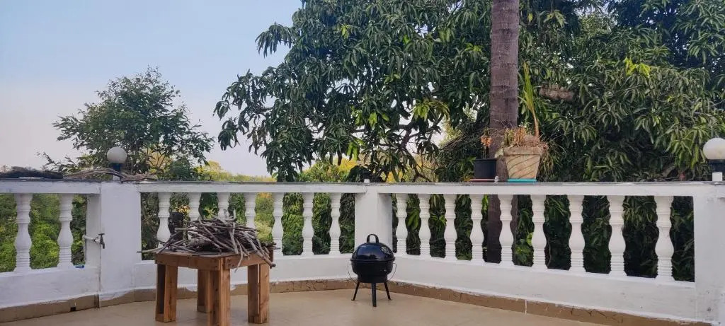 J-House, 4 Apartments with balconies, NO kitchen, Thalassa 1min away