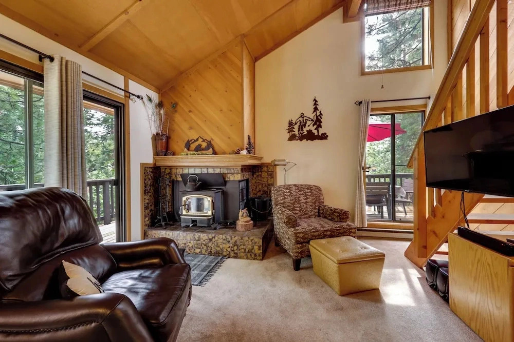 1 Mi to Shaver Lake! Family & Couples Condo
