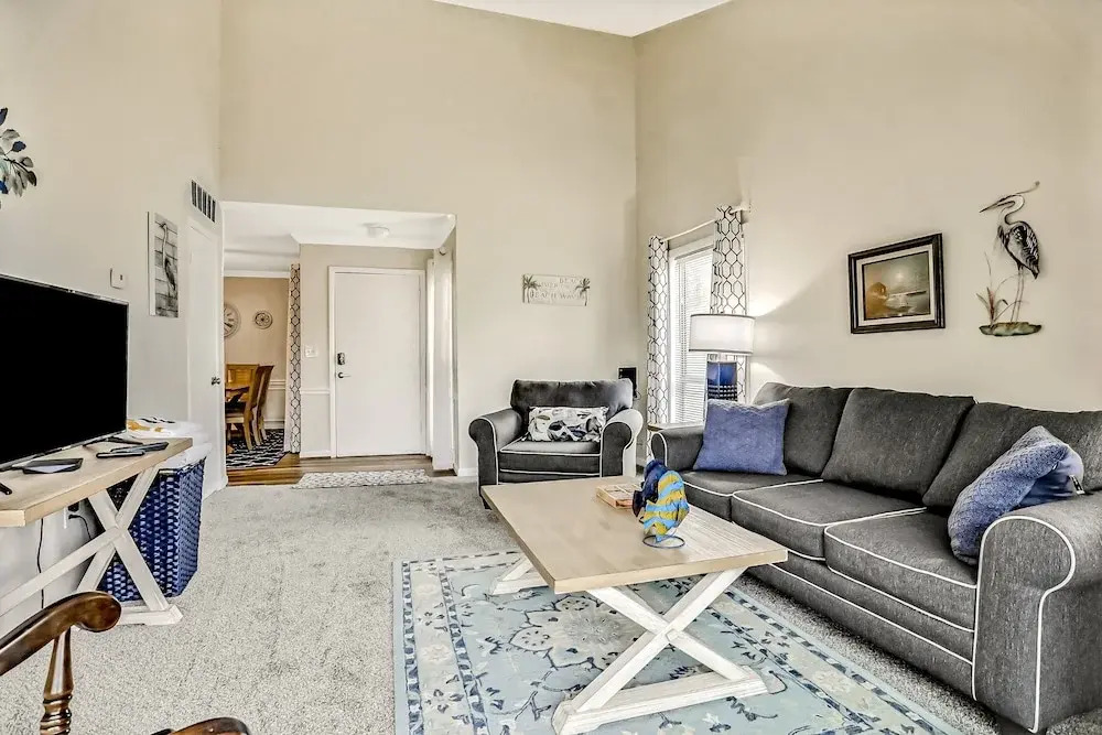 Oceanfront Condo With Pool, Grill, Central AC, Washer/dryer, & Snowbird Friendly