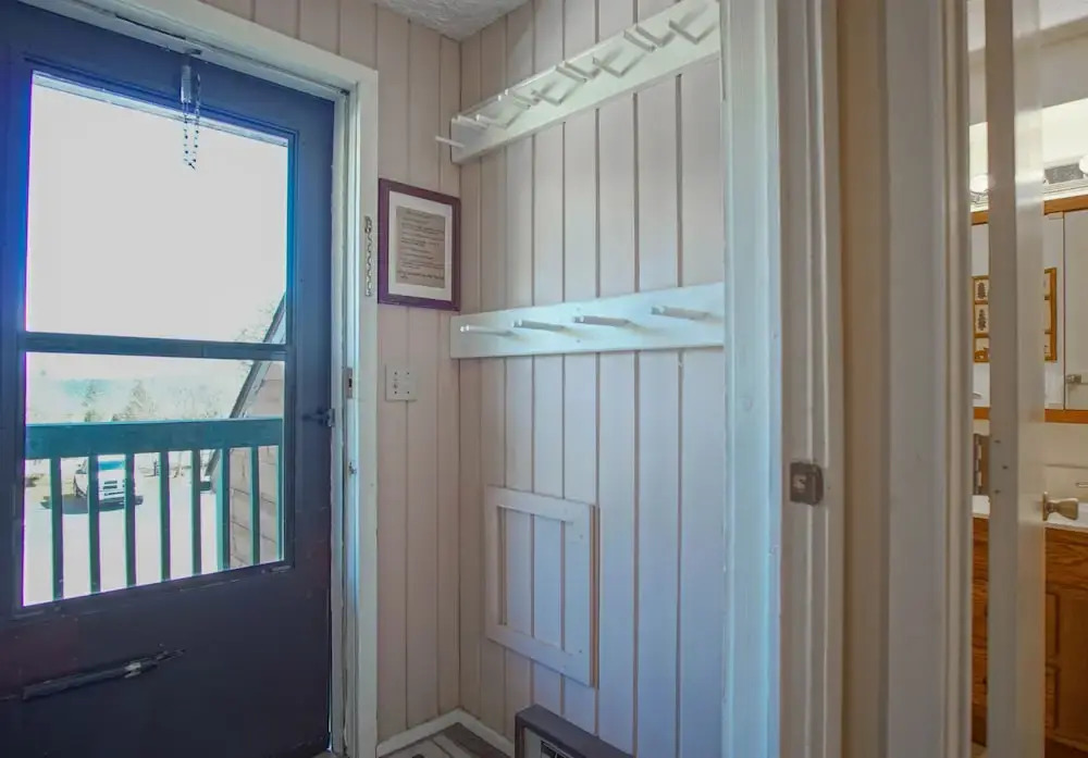 1br: Studio Loft Ridgewood 59 Wood Fireplace, Washer and Dryer Full Kitchen