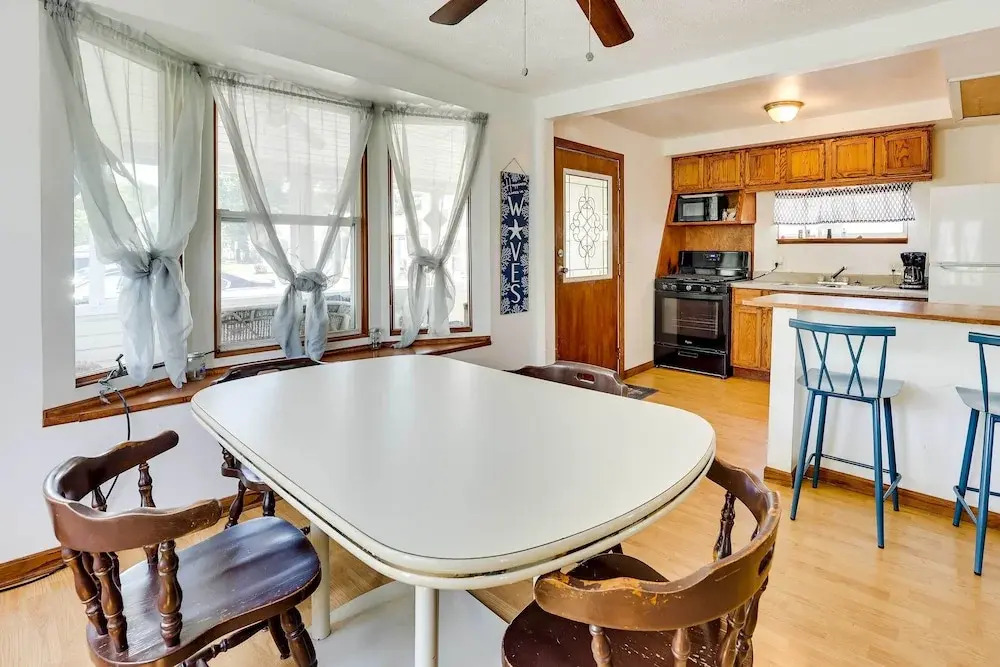 Waterfront Lake Erie Vacation Rental on the Strip!