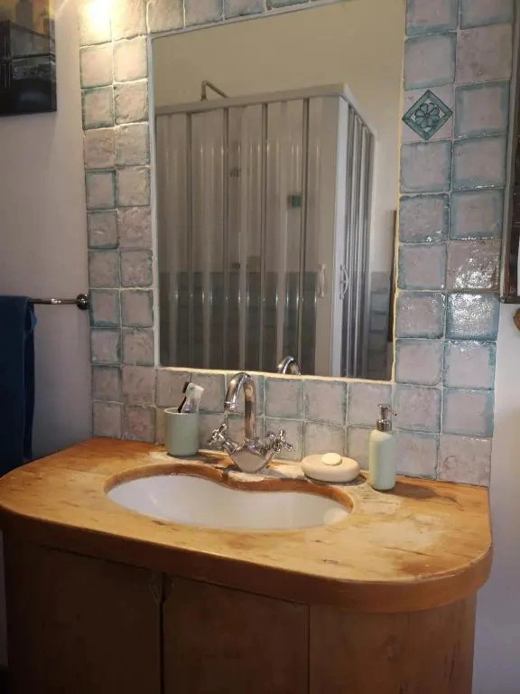 3 Bedrooms flat with parking and breakfast