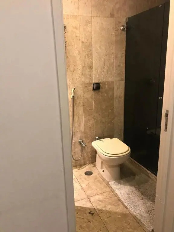SUITES AMPLAS, VENTILADAS Com BANHEIRO PRIVATIVO E VISTA PARA O RIO