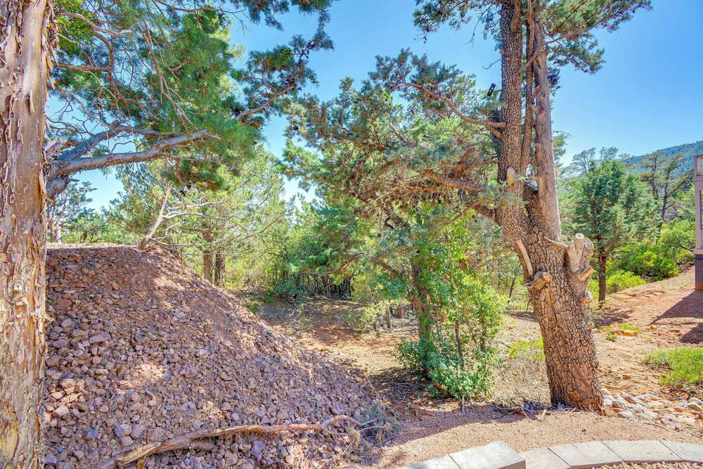 Hot Tub + Deck: Mtn-View Pine Getaway