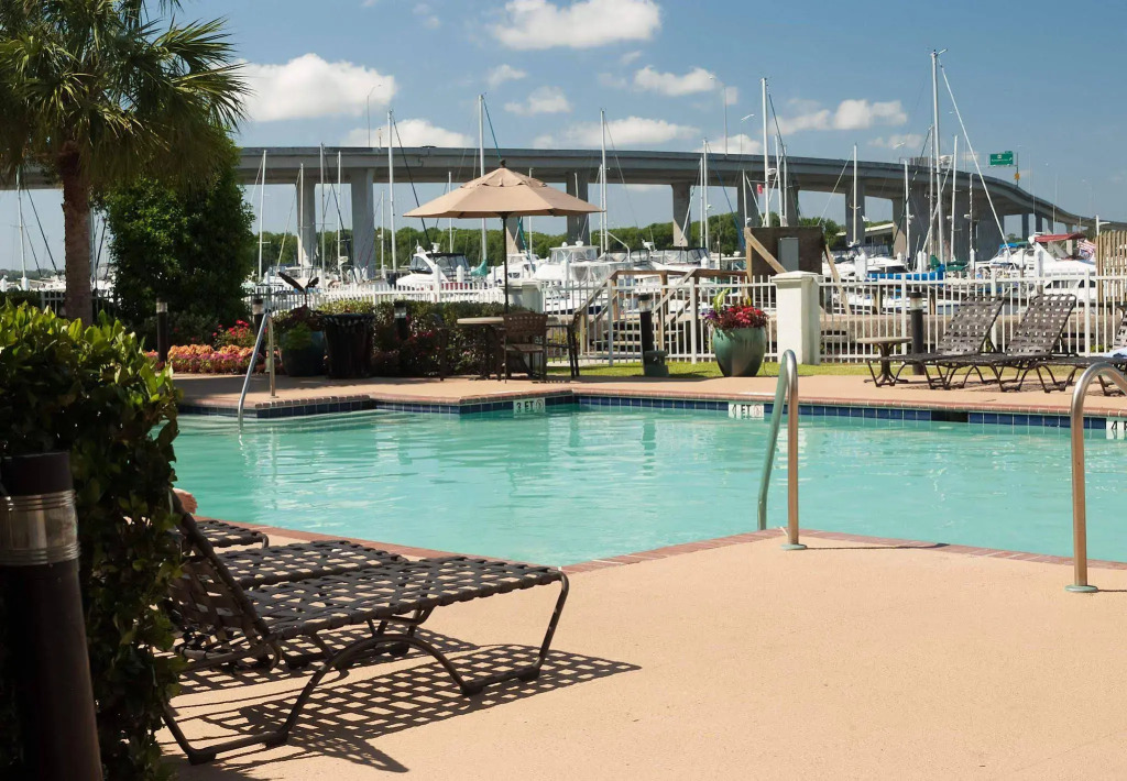 Courtyard Charleston Waterfront