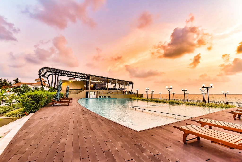 Grandeeza Hotel by Galison
