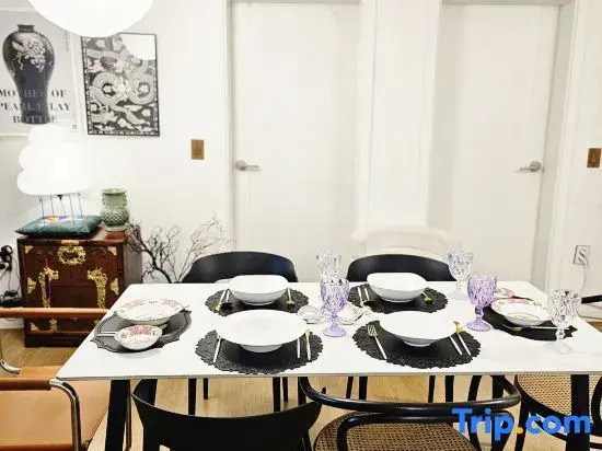 8 minutes away from Chungmuro Station,  hill location,Breakfast for more than five nights