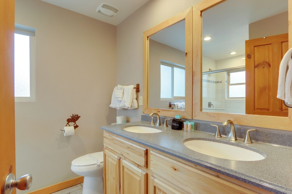 2 Mi to Downtown: Home w/ Hot Tub in Estes Park!