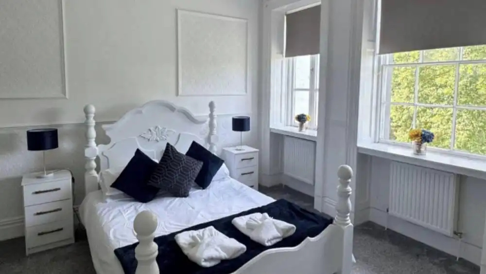 Room 4 Manor Park Country House in Swansea Sleeps 2