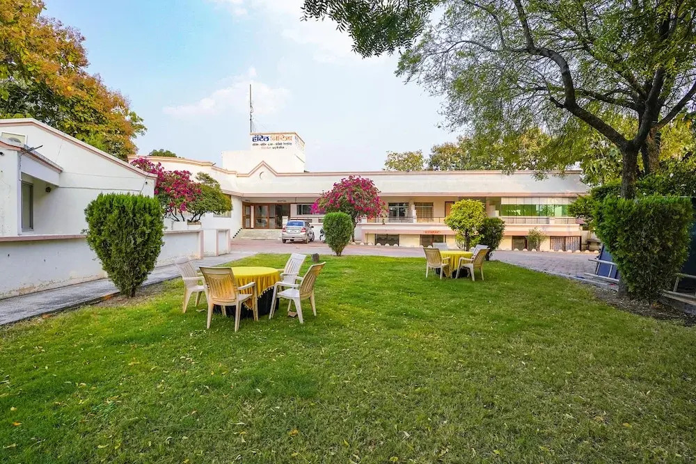 Fabhotel Girija