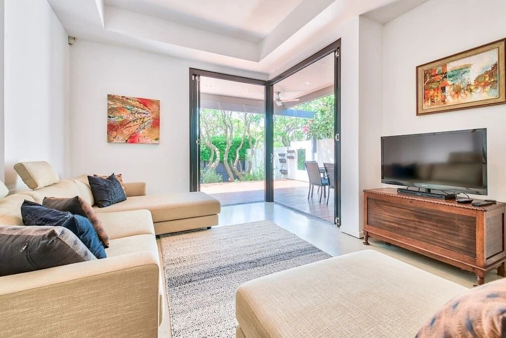 Spacious Home In New Farm For 6 W/ Parking