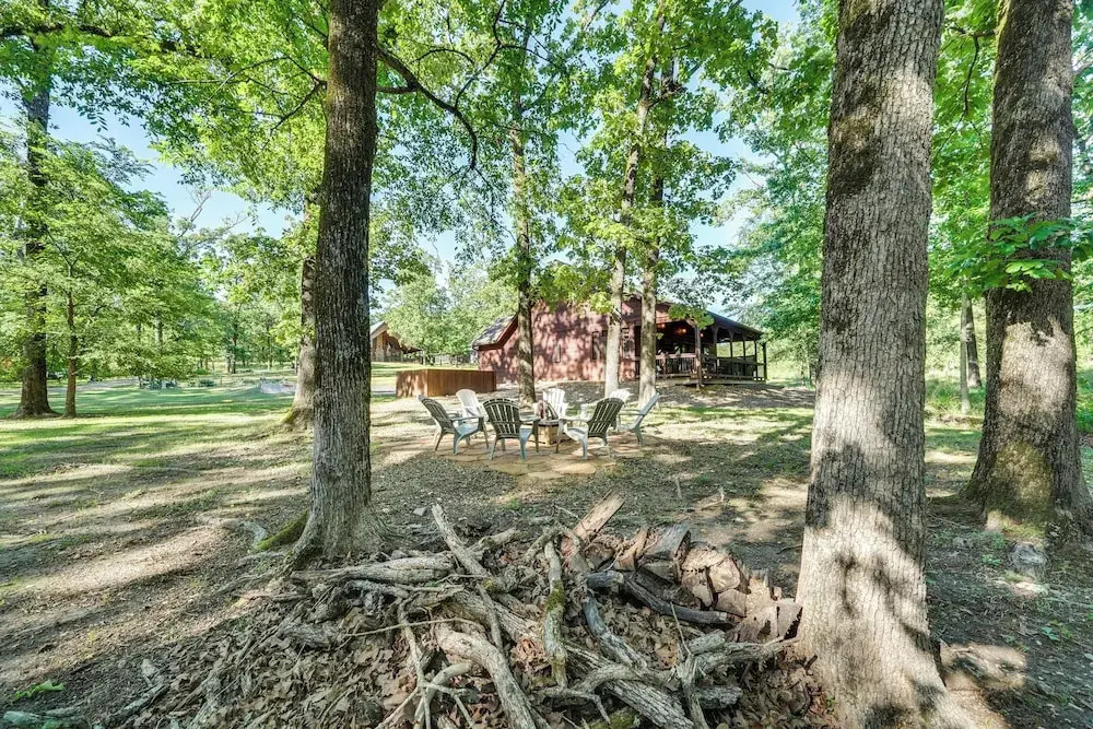 Walk to Restaurants: Hot Tub Haven in Broken Bow!