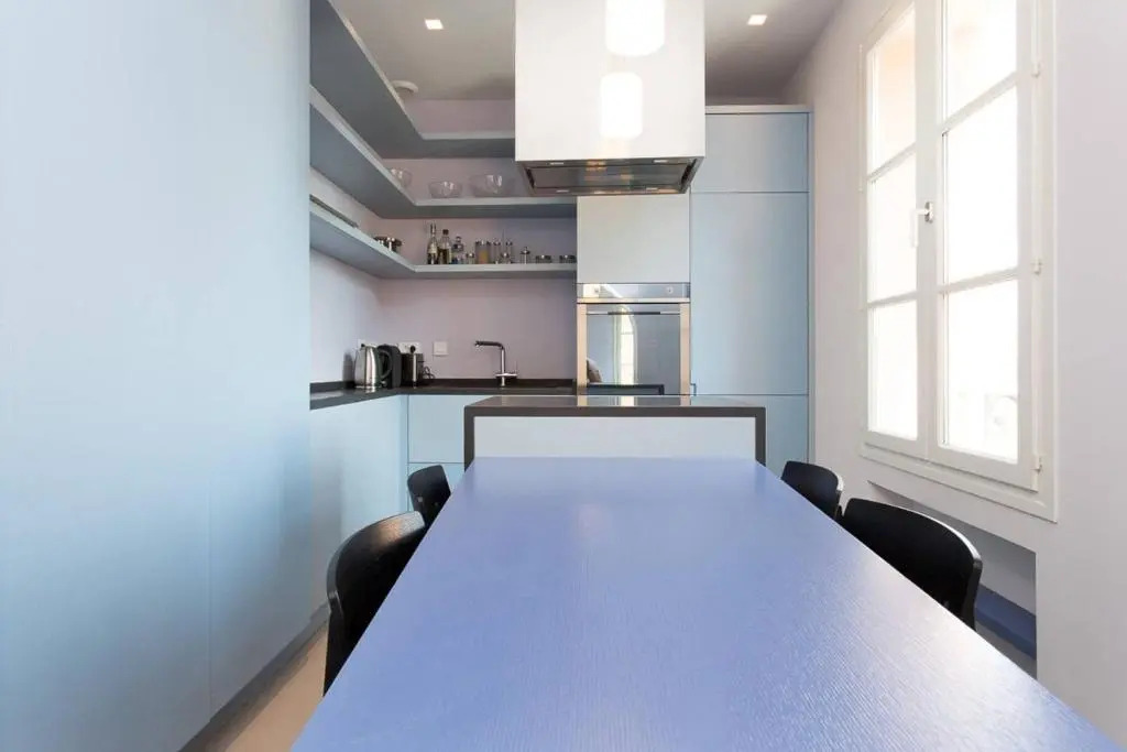 Pure & Chic 2beds/2baths in Centre!