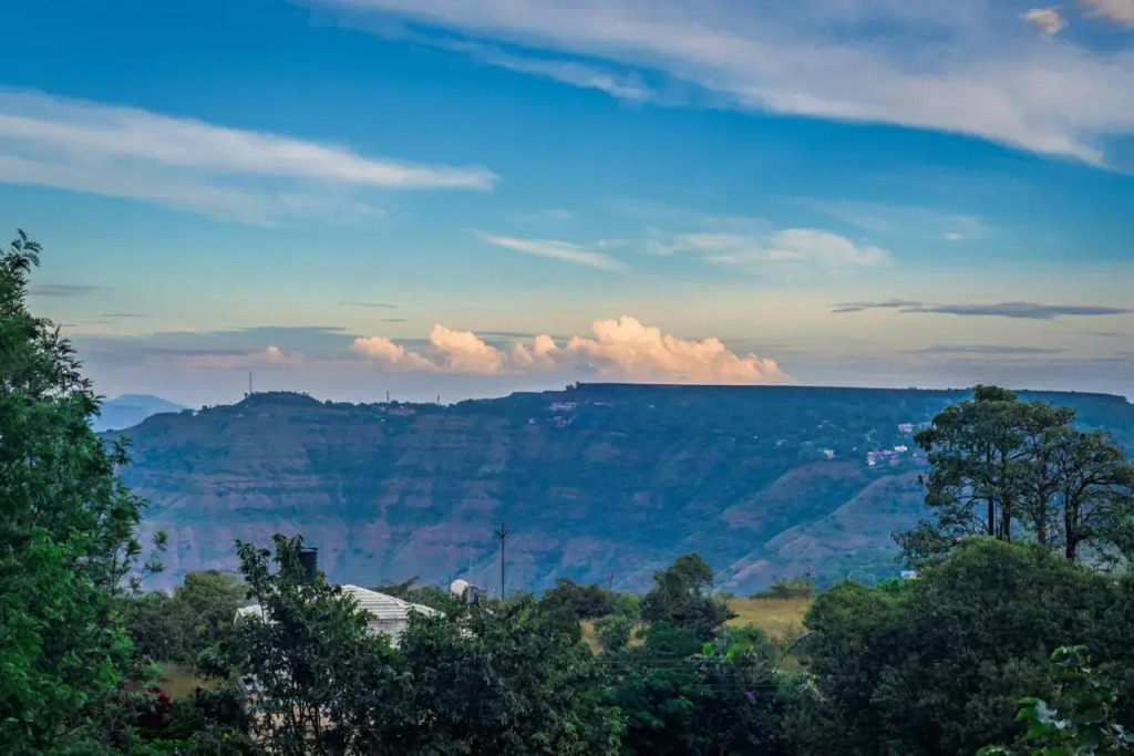 SaffronStays Tudor Rose -5BHK Panchgani Villa with Private Pool, Outdoor Bar & Pet-Friendly