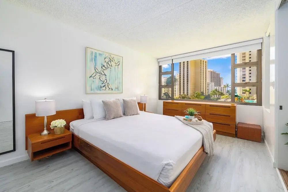 Waikiki Banyan Condo w/ King Bed & Parking, Near Beach
