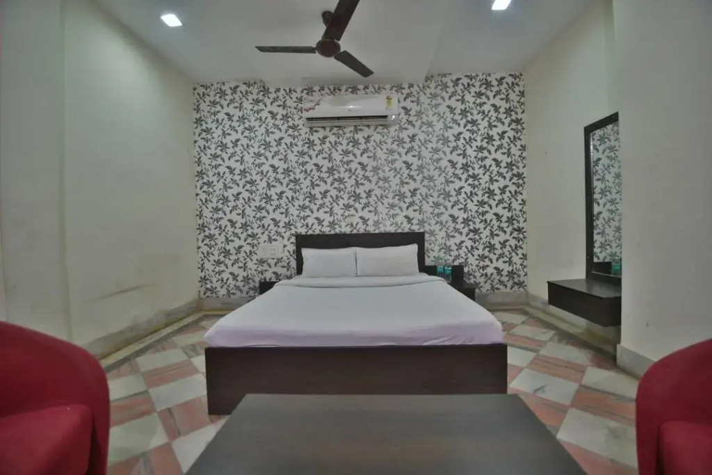 OYO 15212 Hotel Seema