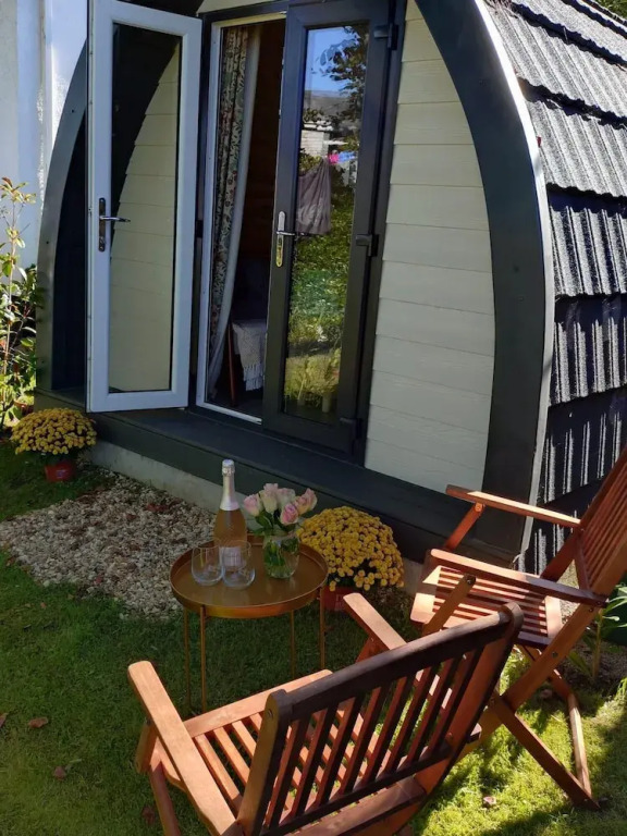 Beautiful and Cosy Garden Pod Saintives