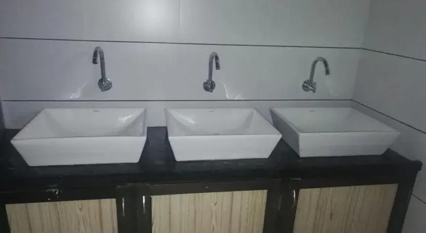 Airport Hostel 13