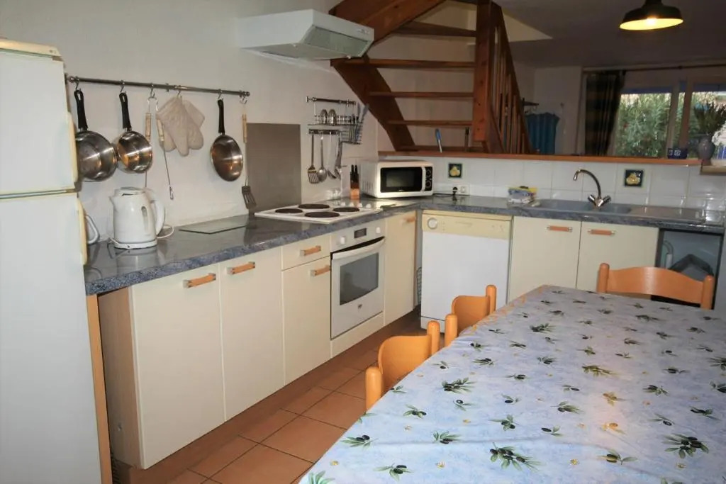 Belle villa climatisée 4 chambres 10 couchages 2 terrasses parking privatif dans résidence sécurisée piscine commune 800 m de la mer LRCS69