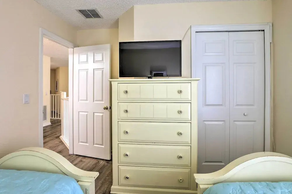 Less Than 5 Mi to Disney World Resort Home for Families!