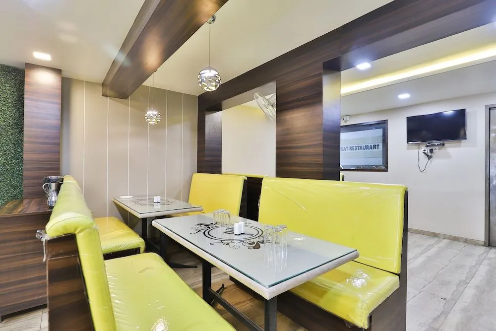 OYO 27633 Hotel Dan