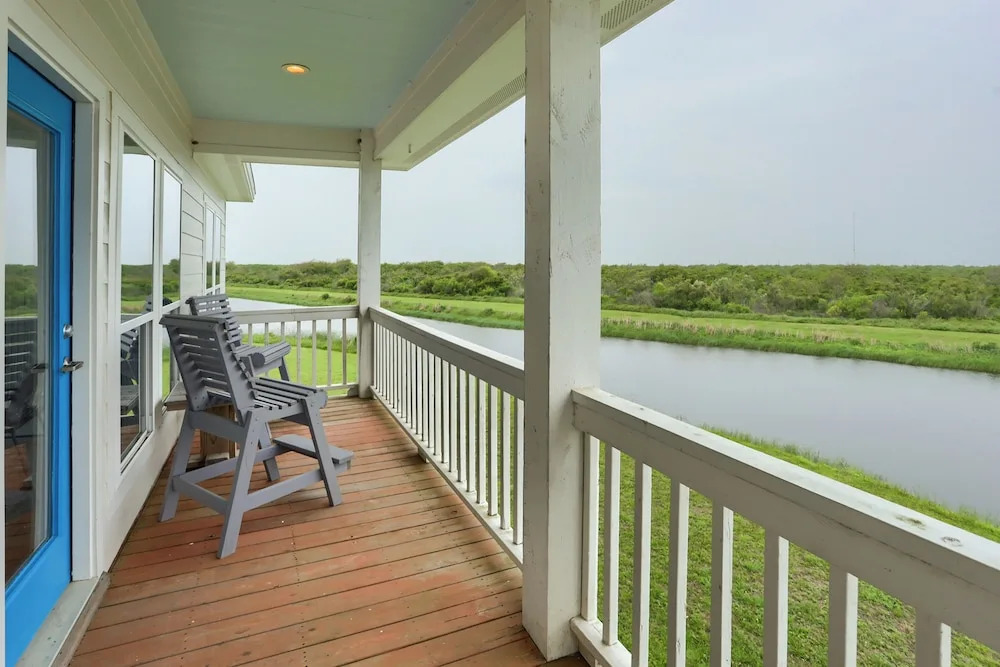Steps to Bolivar Beach: Home w/ Deck & Grill