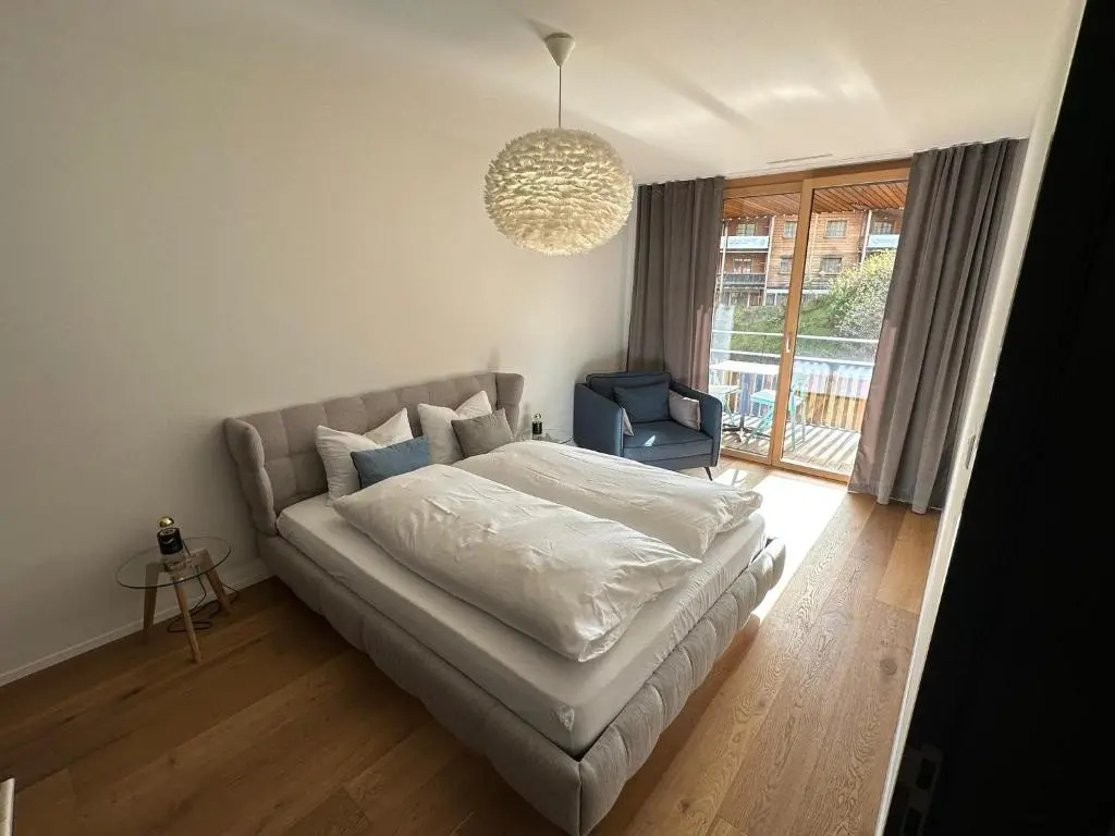 Beautiful Sunny New 1 Bed Apt (2.5Zim). Ski in/out