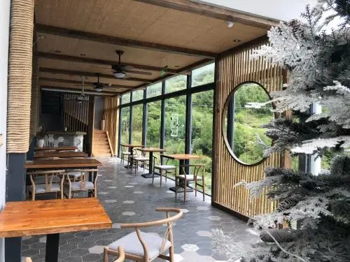 Siguniangshan Tea & Panda Hotel