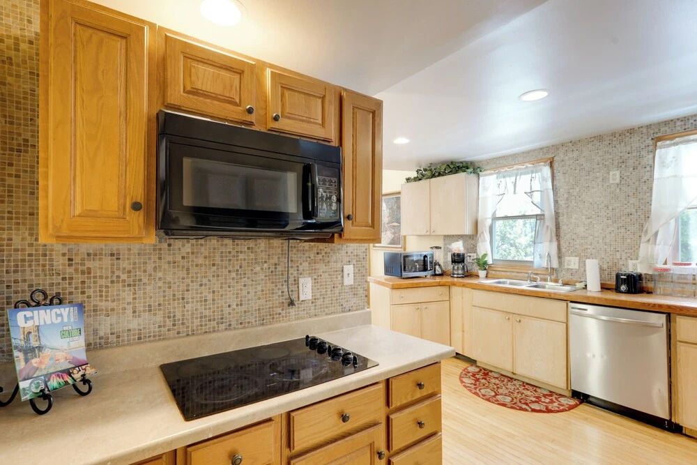 Private Deck & City Views! Spacious Cincinnati Apt