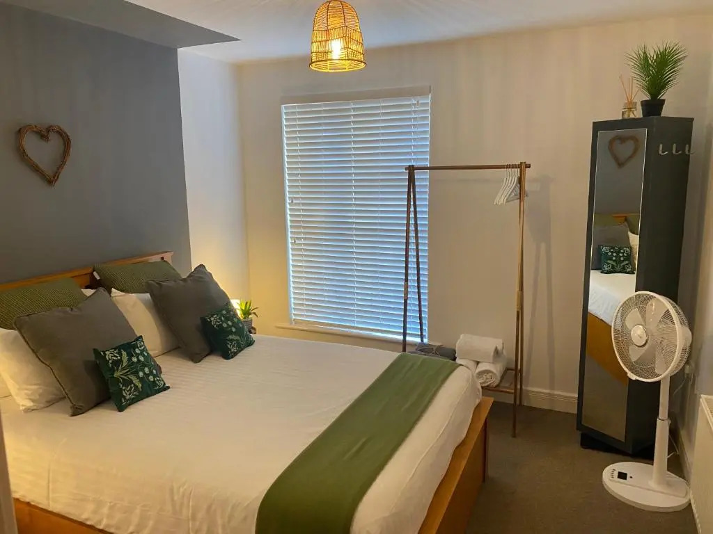 Trendy City Centre Hull Sleeps 2 or 4 with Free Secure Parking Traveller Award 2023