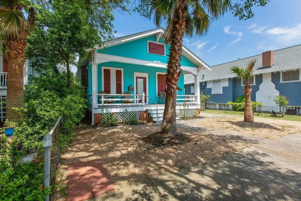 Sea Life - Just Blocks To Beach! 3 Bedroom Home by Redawning