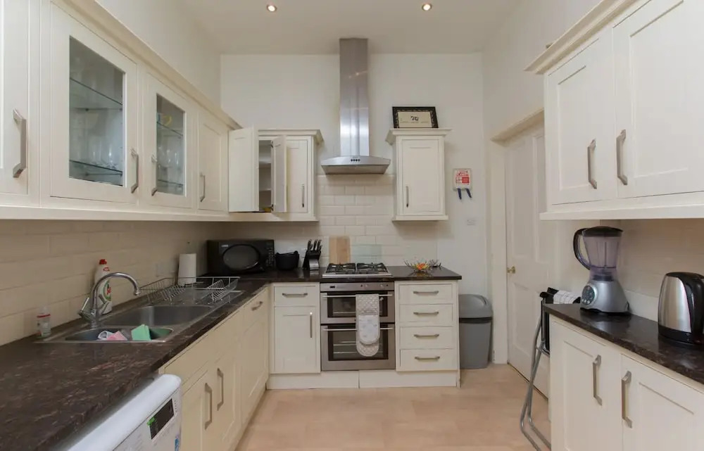 Spacious, Bright 5-br Flat for 10 in Edinburgh