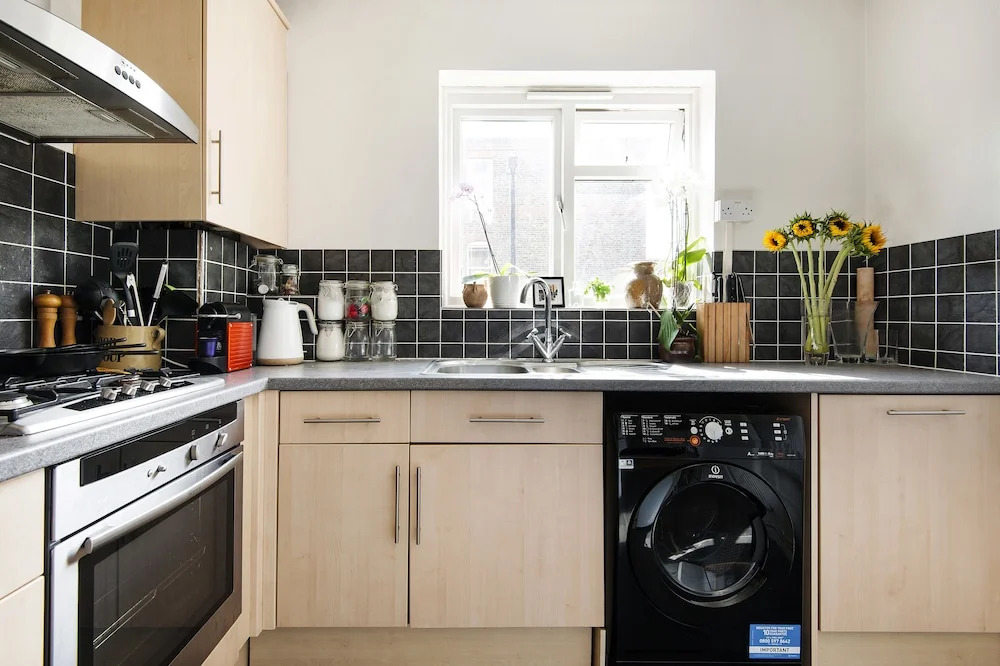 Bright and Breezy home by Clapham Common