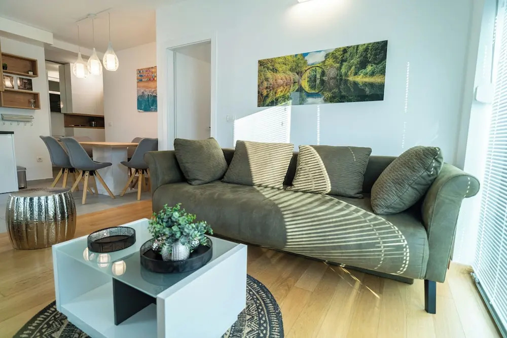 Apartment Wing 77