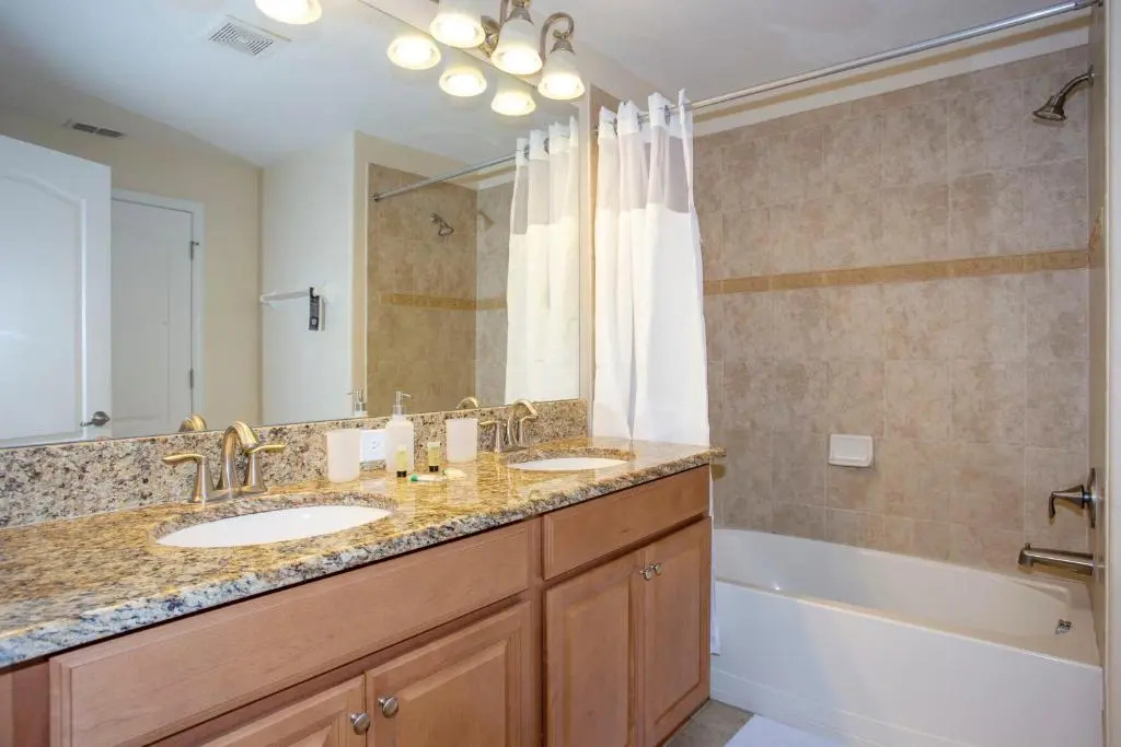 Stunning 4 Bd w/ Pool Close to Disney 8940