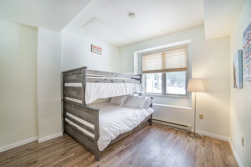Updated W/ Pool & Hot Tub - Walk To Lift! 2 Bedroom Condo