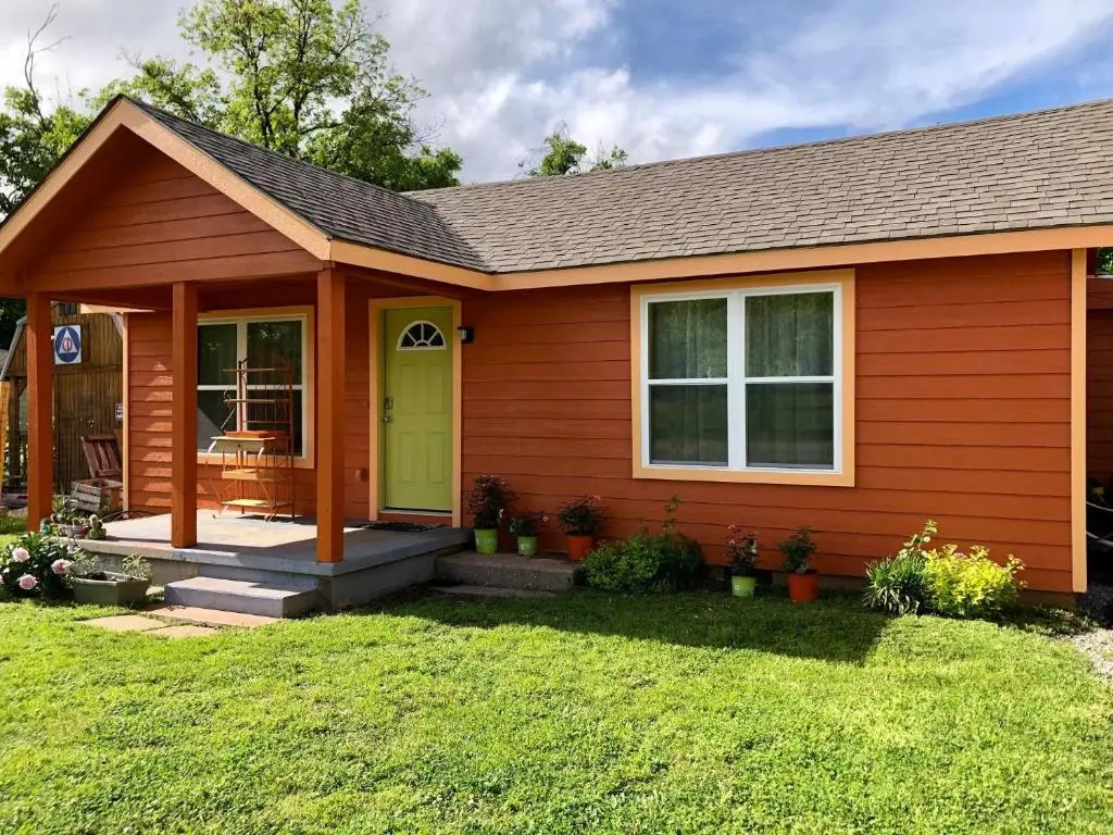 The Pumpkin Cottage sleeps 9+crib +grill/firepit