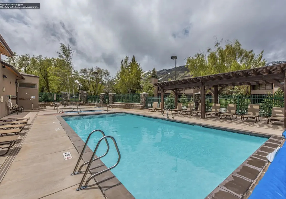 1674 Captain Molly's Hideout! Walk To Slopes! Hottub Pool! 3 Bedroom Condo