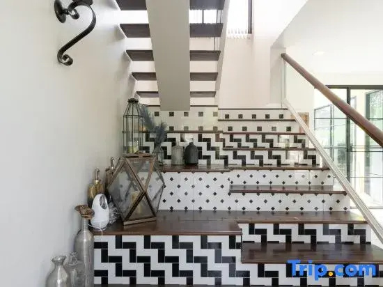 Private 6 Bedroom - Mellow Yellow Villa