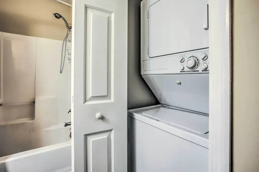 Sunny N Myrtle Condo w/ Pool < 2 Mi to Beach!