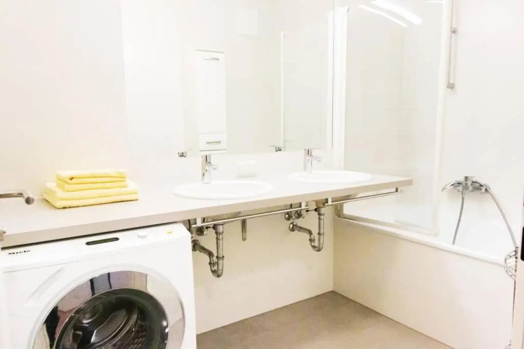 New, quiet flat next to U1, VIC, shopping mall,...