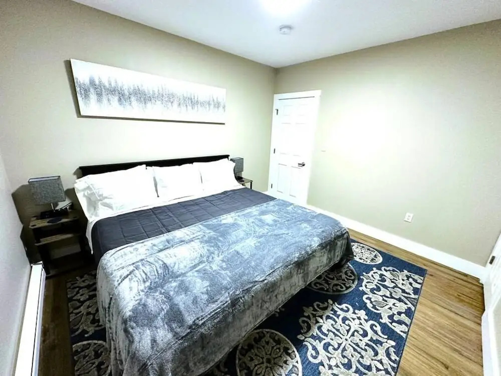 Cozy Walk up King Bed Fast Wifi