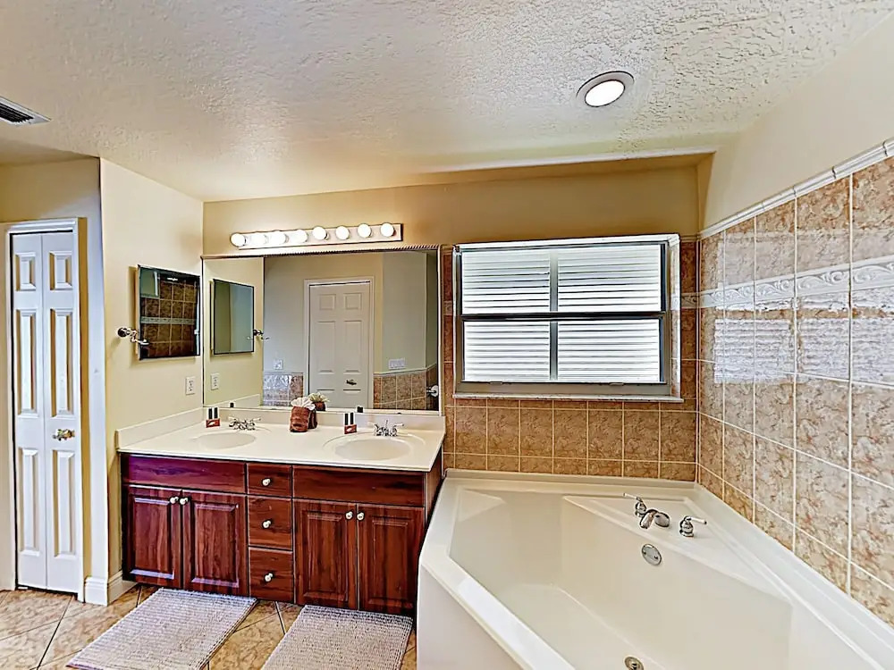 Riverfront Paradise W/ Caged Pool, Hot Tub & Dock 3 Bedroom Home