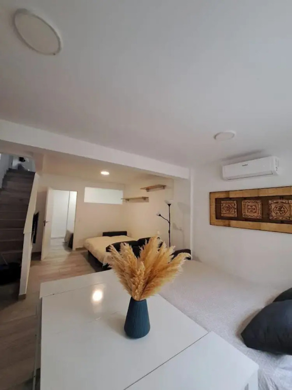 Cozy Apartment up to 6 Persons 3 min to Metro