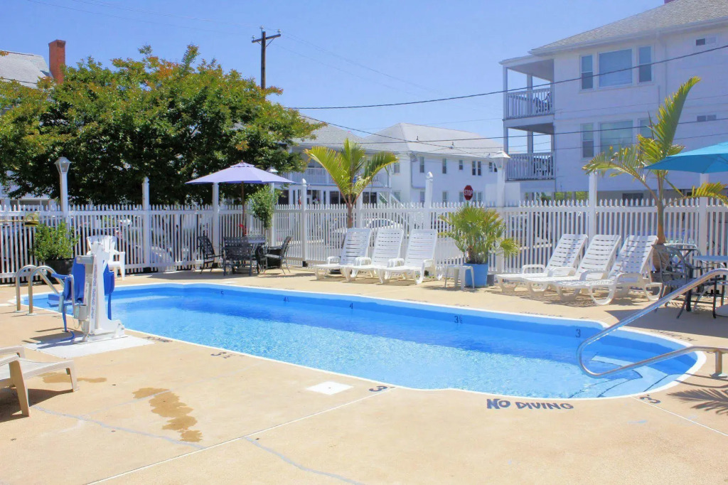 The Burgundy Inn Hotel and Apartments