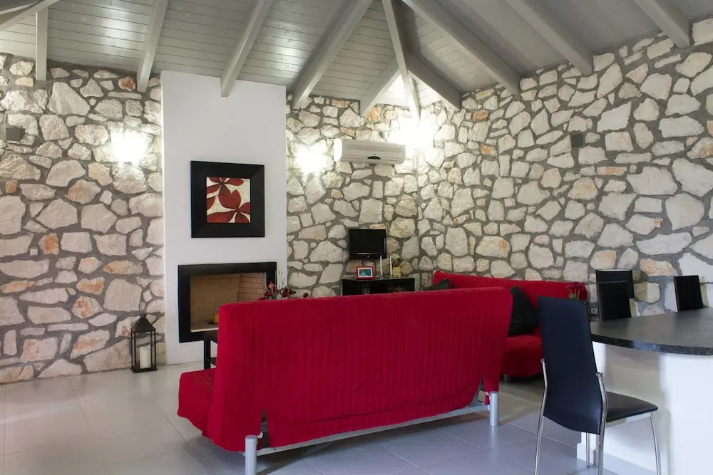 Harmony Villa - Serene Villa for 6 Near Lagana With Private Patio and Parking