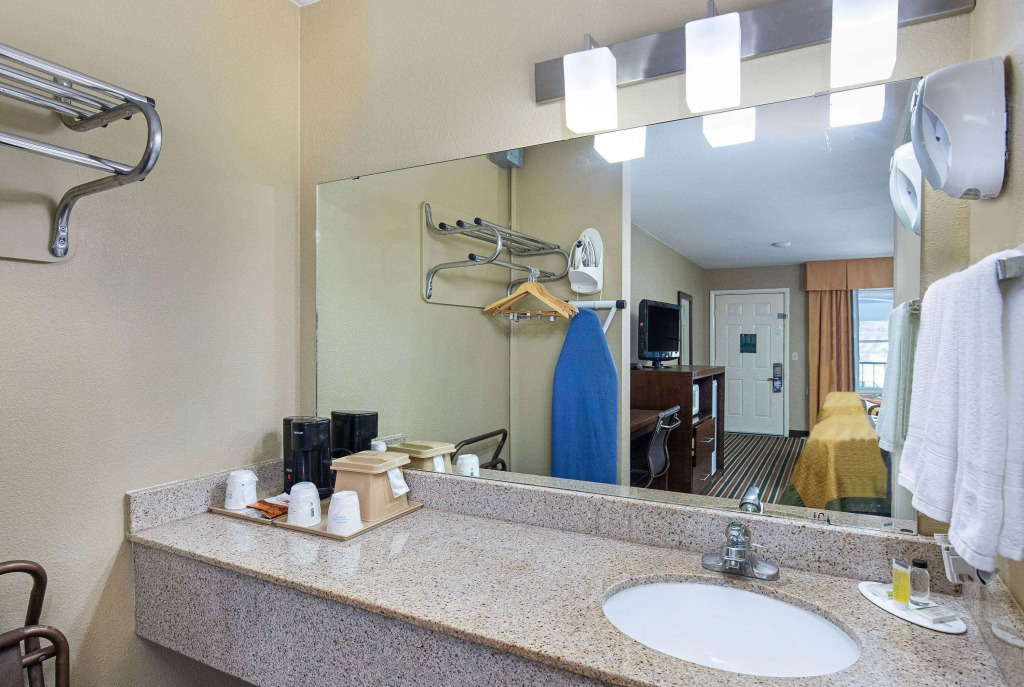 Super 8 by Wyndham Nashville West