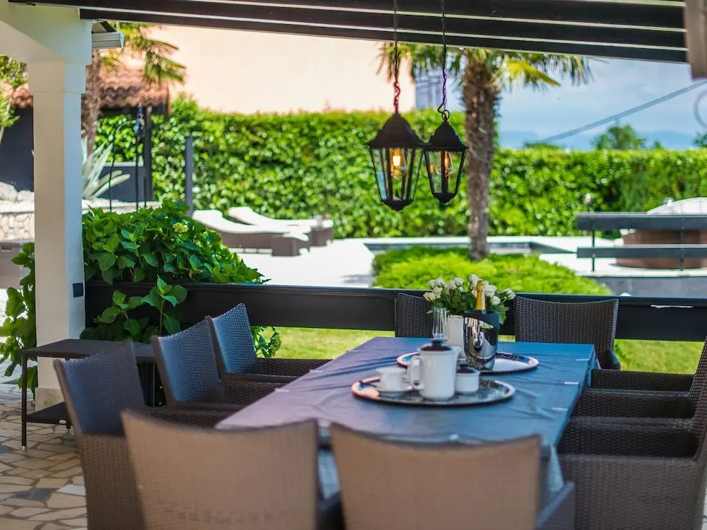 Authentic holiday house with private pool and sea view