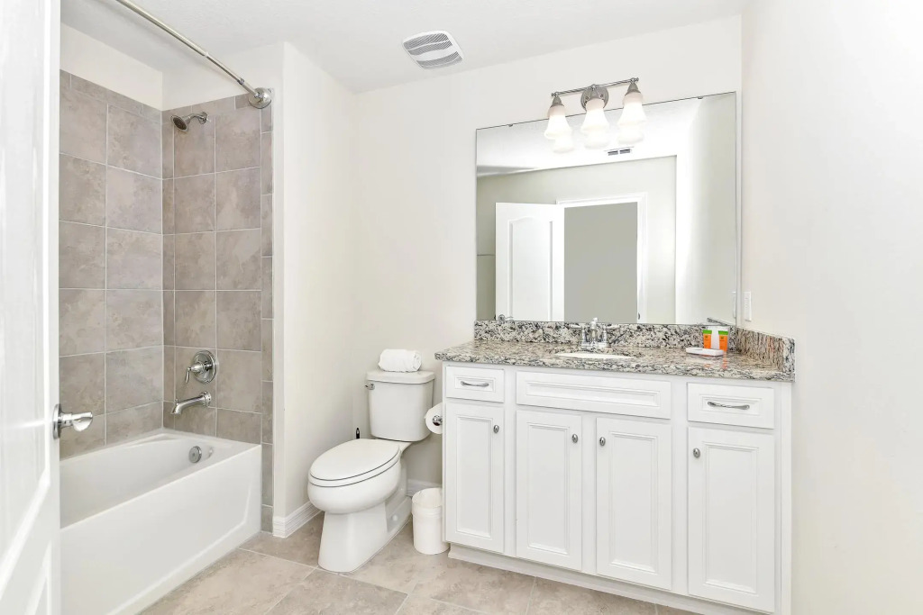 LUXURY NEW 5 BED Single Family With Private Pool, Davenport, US